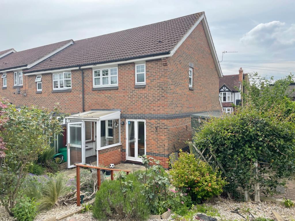 Lot: 31 - THREE-BEDROOM HOUSE WITH GARAGE -